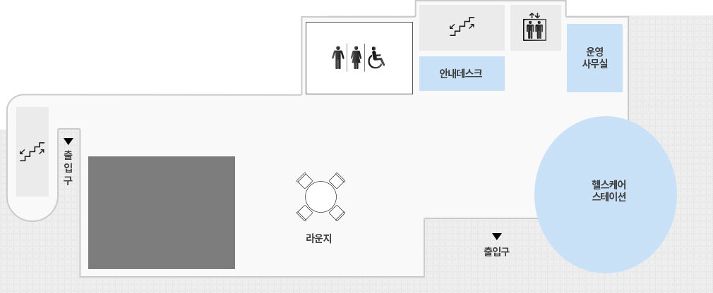 BT-IT융합센터 센터 1F 도면 – 왼쪽 계단을 기준으로 오른쪽 통로 중간에 출입구가있고 지나면 빈공간, 라운지, 출입구, 헬스케어 스테이션 오른쪽으로 운영 사무실, ㅇㄹ리베이터, 계단, 안내데스크, 화장실(장애인용 화장실)이 있다